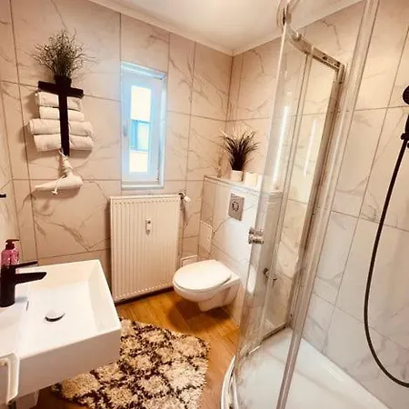 Ferienwohnung An Der Uniklinik Mit Eigener Kueche Und Renoviertem Badezimmer Homburg  Exterior photo