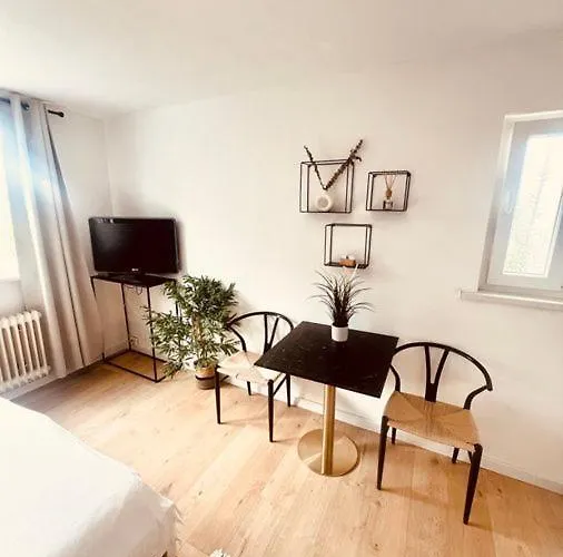 Ferienwohnung An Der Uniklinik Mit Eigener Kueche Und Renoviertem Badezimmer