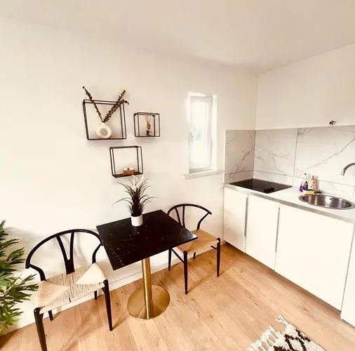 Ferienwohnung An Der Uniklinik Mit Eigener Kueche Und Renoviertem Badezimmer